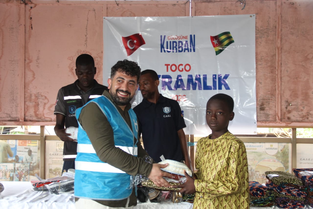 Lomé en fête : plus de 100 enfants habillés grâce à l'ONG CASE et à ses partenaires de Turquie.