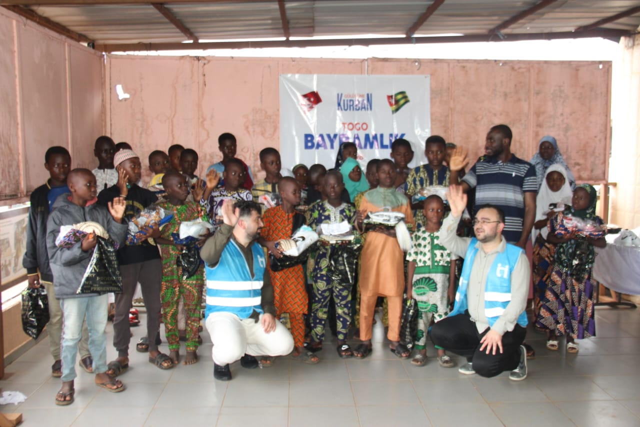 Lomé en fête : plus de 100 enfants habillés grâce à l'ONG CASE et à ses partenaires de Turquie.