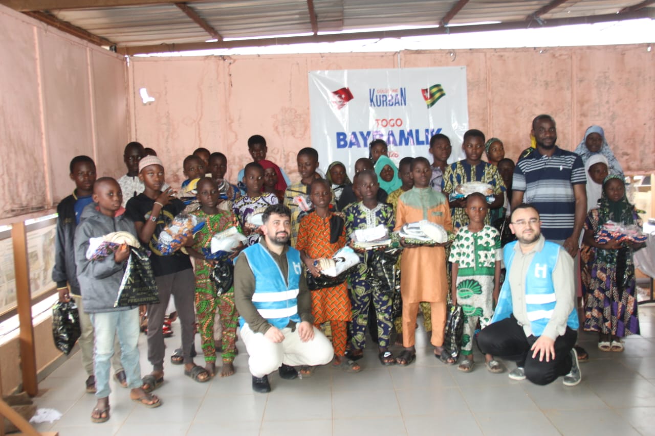 Lomé en fête : plus de 100 enfants habillés grâce à l'ONG CASE et à ses partenaires de Turquie.