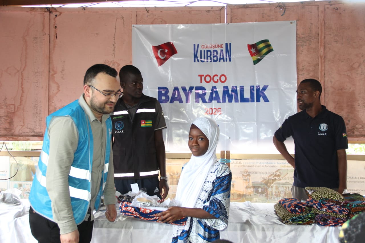 Lomé en fête : plus de 100 enfants habillés grâce à l'ONG CASE et à ses partenaires de Turquie.